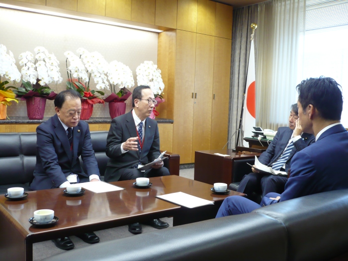 要望内容を説明する富士市長