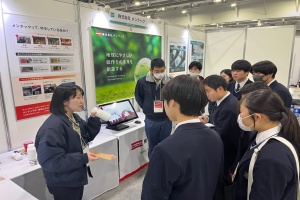 学生のブース訪問の様子