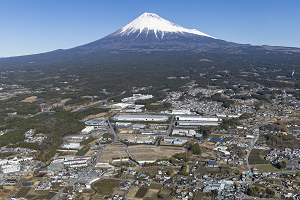 （写真）富士山フロント工業団地と富士山を空から撮影