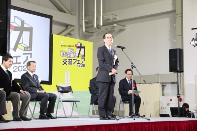 あいさつをする写真