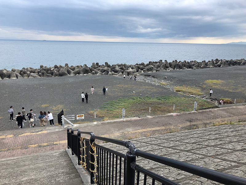 田子の浦で清掃