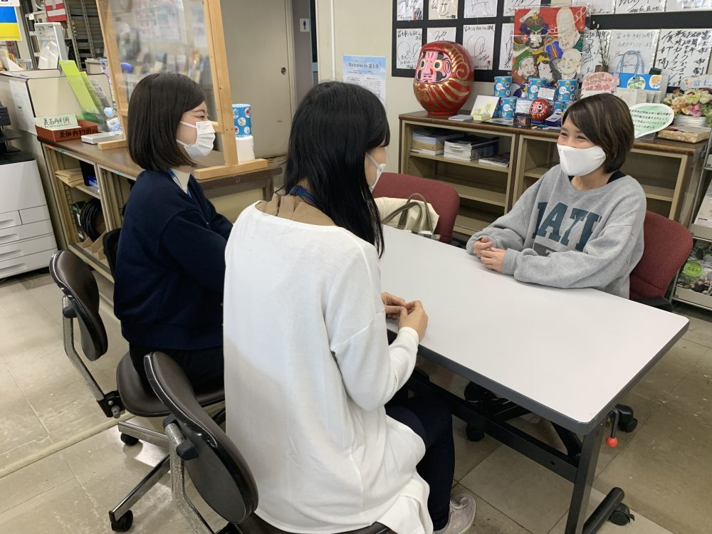 佐藤さんにインタビューする様子