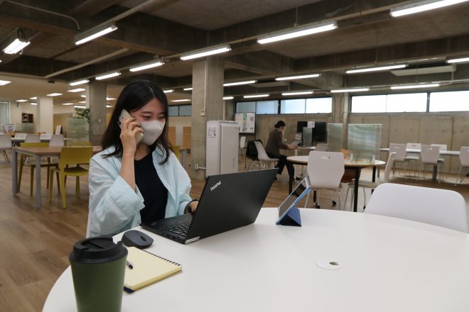 コワーキングスペースを利用する様子