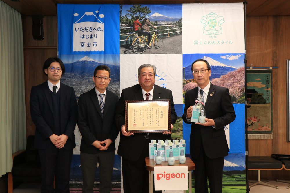 フィルベビーミルクローション寄付の様子2