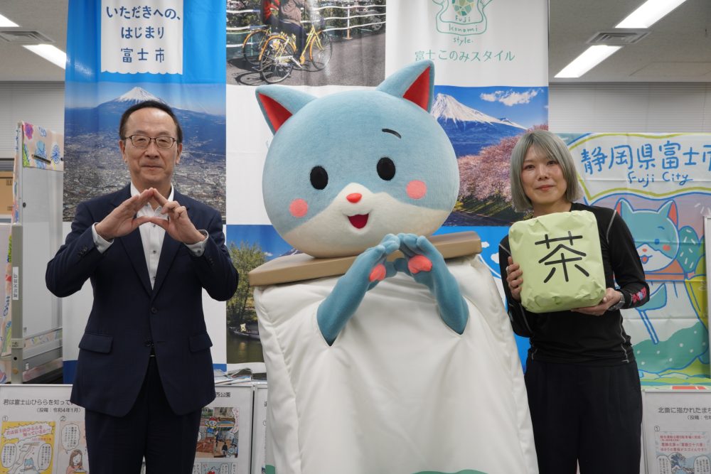 コイズミチアキさんと小長井市長とさもにゃんの写真2