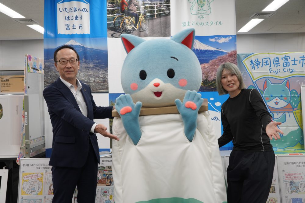 コイズミチアキさんと小長井市長とさもにゃんの写真1