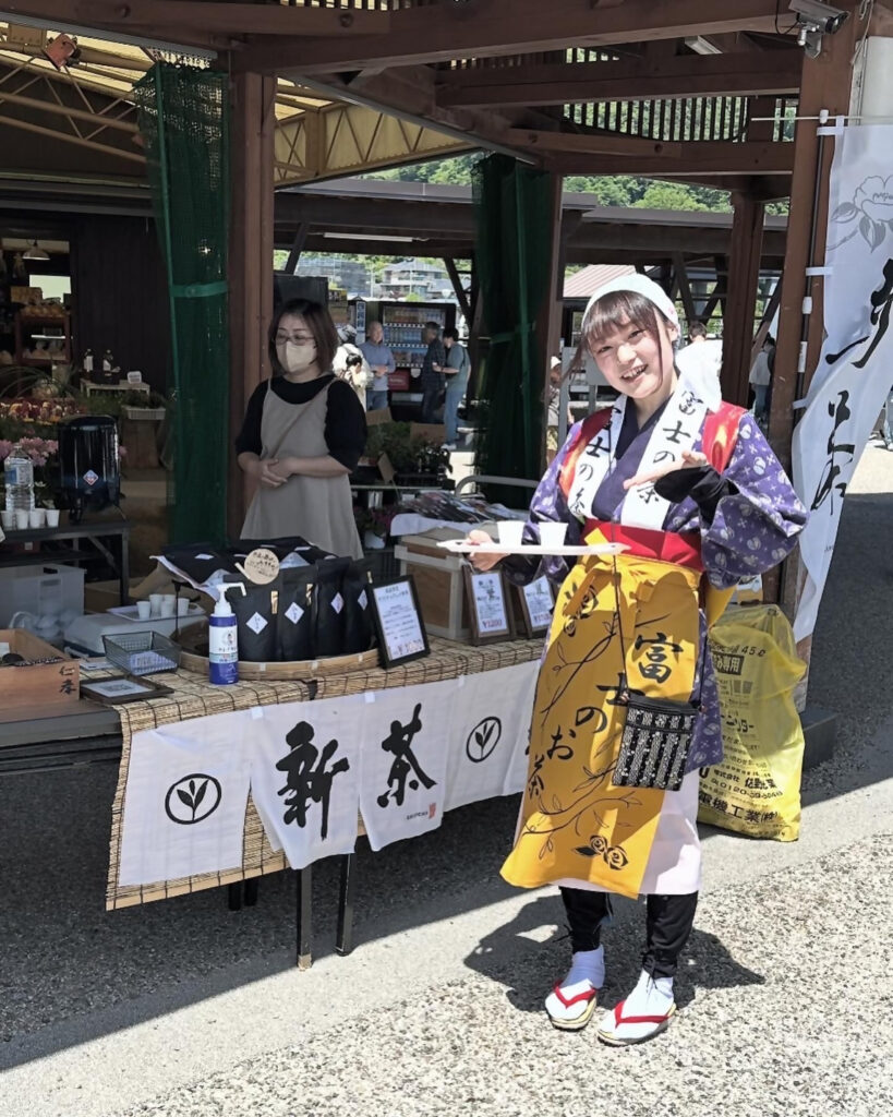 富士川楽座で行われた新茶フェアの様子1