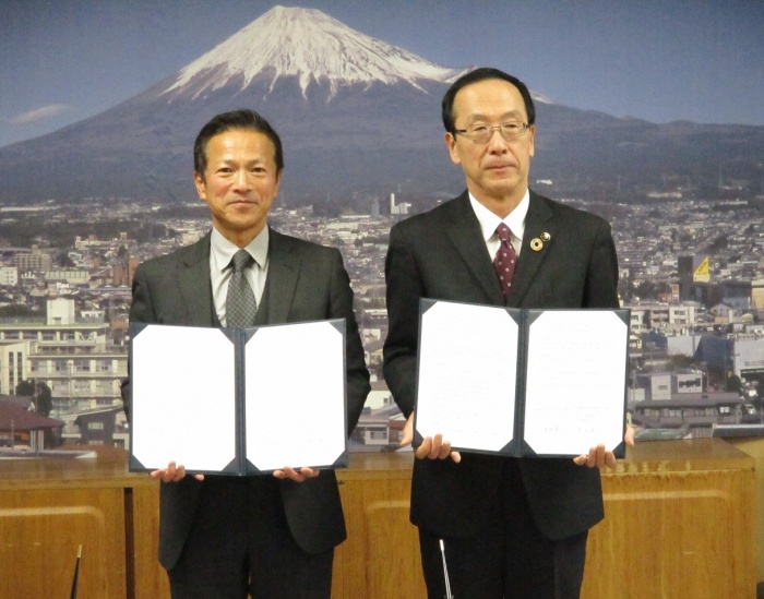 （写真）杏林堂薬局との協定書締結時の記念写真