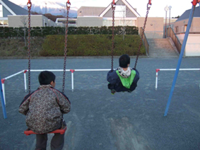 （写真）ブランコで遊んでいる様子