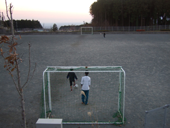 （写真）サッカーをしている様子