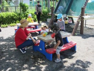 （写真）年長児がみみちゃんの受付をしています