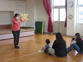 （写真）親子でお話教材を観ています