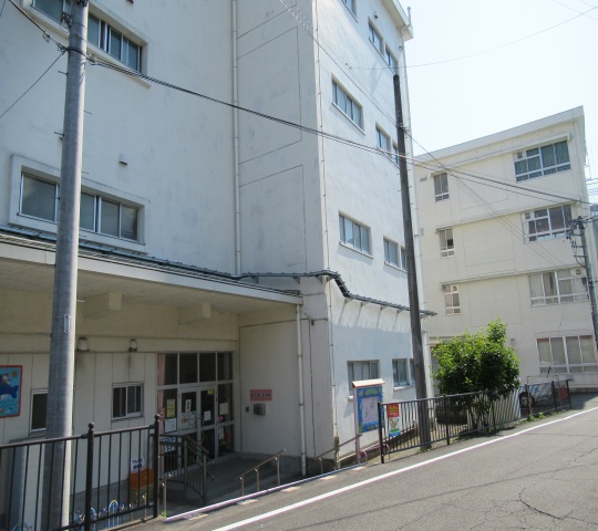 (写真)富士川第一幼稚園　園舎 玄関付近
