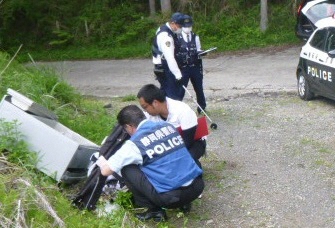 (写真)不法投棄を調査している様子