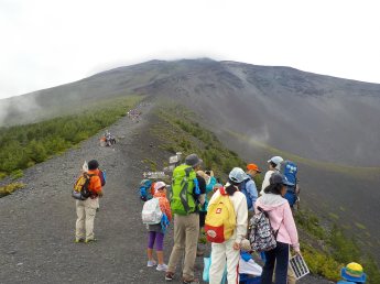 （写真）宝永火口縁散策風景