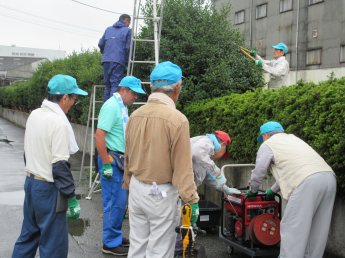 (写真）枝を切っている様子