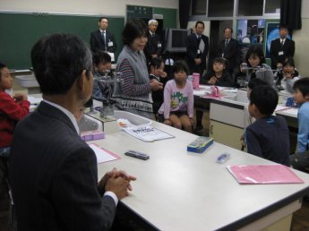 写真（学習支援ボランティアの方が感想をお話する様子）