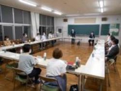 （写真）広見小学校　懇談の様子2