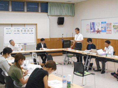 （写真）岩松小学校　懇談の様子1