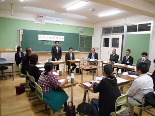 （写真）鷹中　懇談の様子