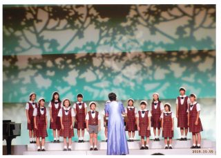 （写真）少年少女合唱団の公演の様子