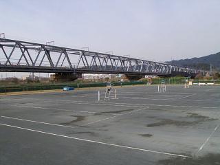 （写真）富士川河川敷憩いの広場庭球場