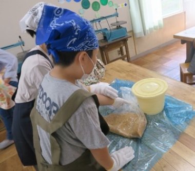 (写真)親子で味噌を作っています