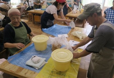 (写真1)みんなで味噌つくりました