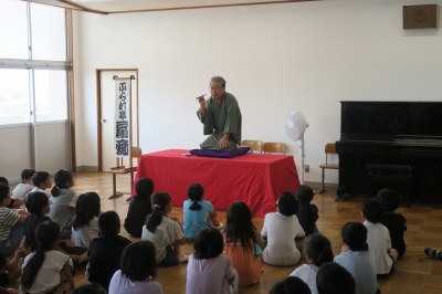 (写真2)落語を熱心に聞く子どもたち