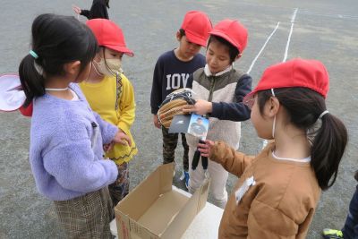 （写真２）グローブを見る