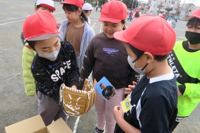 （写真）グローブをつける