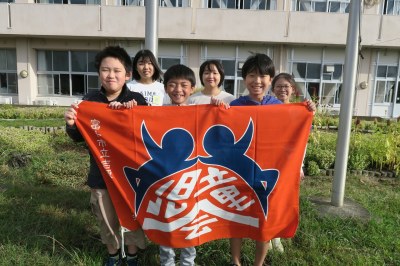 (写真1)児童会旗と子供たち