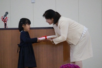 （写真１）教科書授与