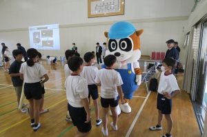 （写真３）ピカタンとのふれあい