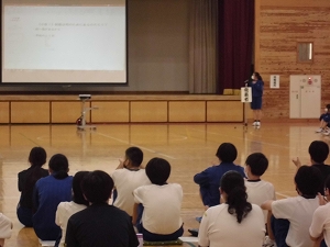 （写真）一中討議で、代表生徒の話を聞く様子