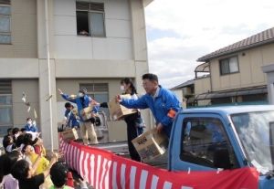 (写真)お菓子まき