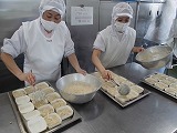 （写真）給食室　マカロニグラタンづくり　