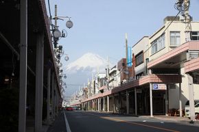 （写真）富士駅前商店街