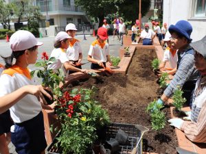 （写真）小学生との協働作業の様子