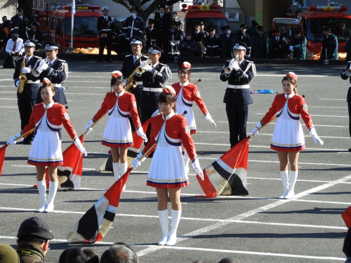 （写真）カラーガード隊演技