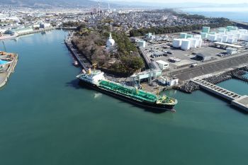 （写真）石油埠頭