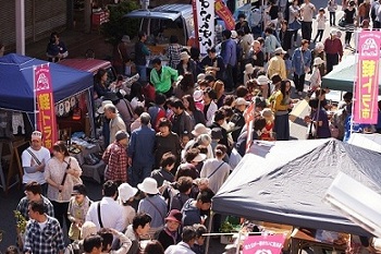 （写真）軽トラ市の様子（平成26年10月19日）