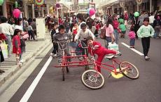 （写真）吉原商店街で遊ぶ子どもたち