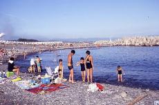 （写真）人工海水浴場で遊ぶ子どもたち