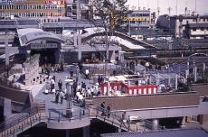（写真）富士駅南口広場人工地盤全景