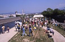 （写真）開園した潤井川親水公園に集まる人々