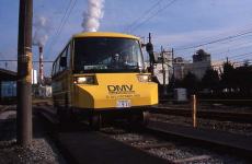 （写真）試験走行で岳南鉄道の線路を走るDMV