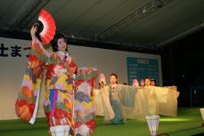 （写真）富士まつり初の前夜祭で舞を披露するかぐや姫クイーン