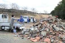 （写真）大淵公園で地震被害によるがれきを受け入れ