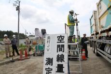 （写真）JR富士駅に到着した災害廃棄物の空間線量を測定
